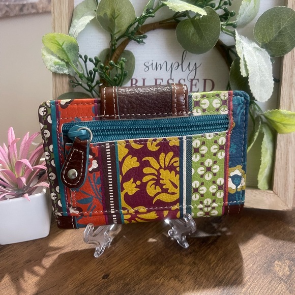 Fossil Multicolor Wallet
A little bit scratch see the finger point - Picture 2 of 9